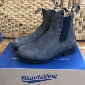 Blundstone size 4